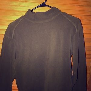 Women med Columbia sweater